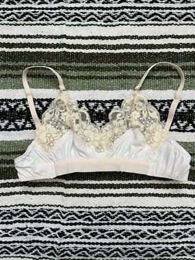 We Are Hah ladies lounge bralette in blanc